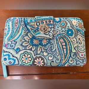 Vera Bradley wallet. Good preowned condition.
